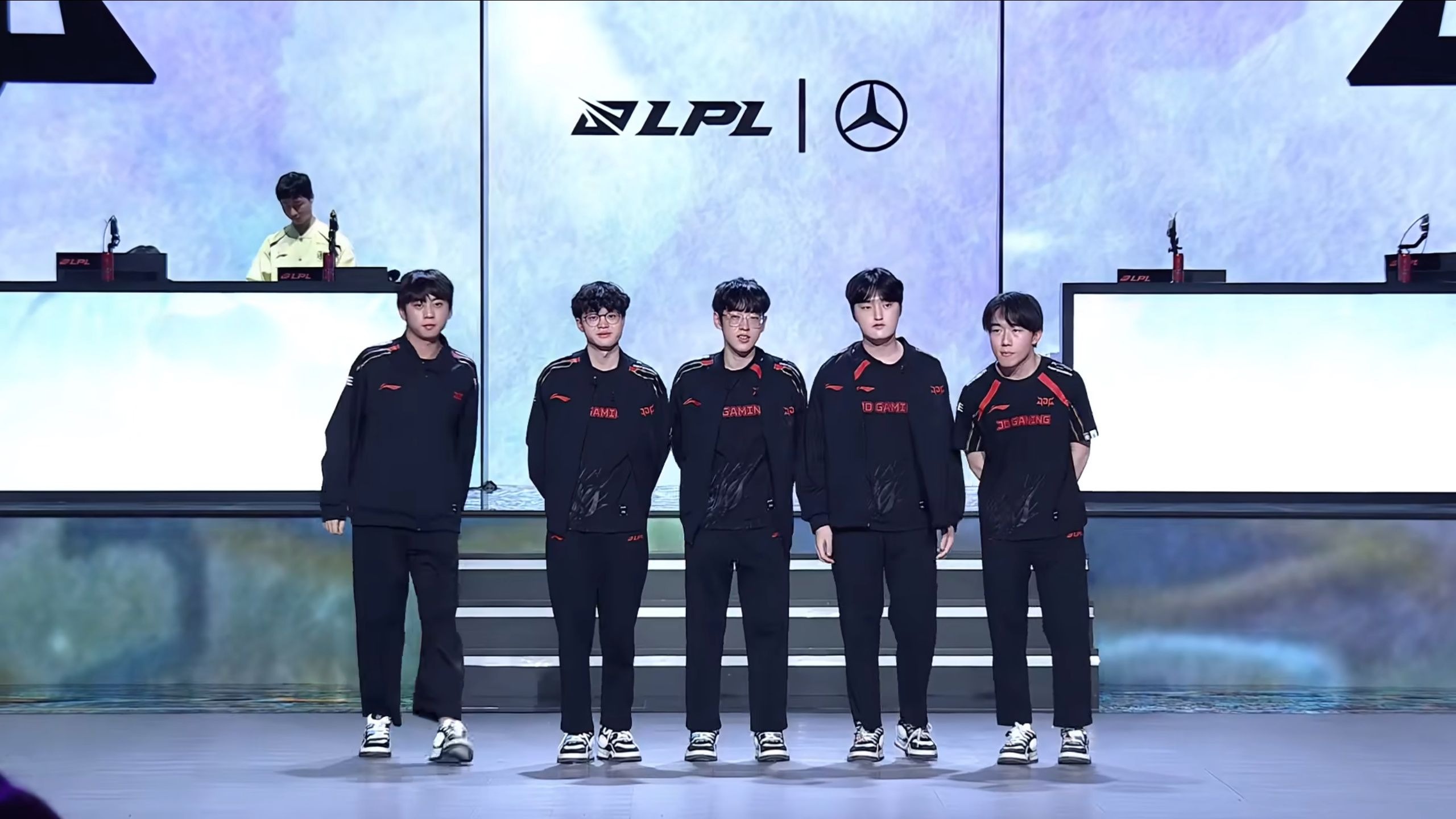 开云体育入口-JDG力克100T，Caps打出惊人五杀宿命之战四强赛，引爆全场热议