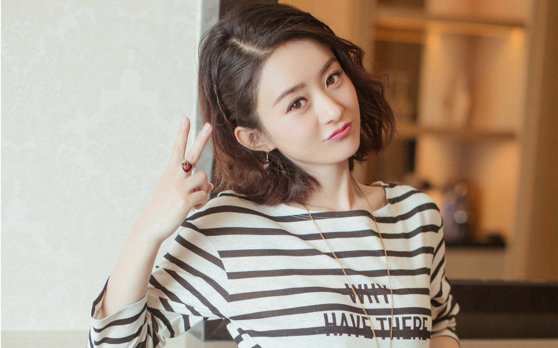 F1街道赛之夜，穆勒关键战不手软，悬崖边的舞者与城市血脉中的极速心跳